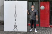 黄金大米事件之后，艺术家杨烨炘用10万根白发创作“新东方明珠”