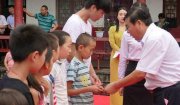 【公益行】新疆府友路社区为新疆图书馆赠送锦旗